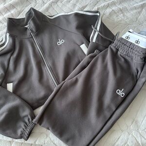 ALO Yoga Gray Cropped zip sweater and joggers, medium petite